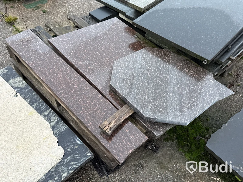 Stort parti marksten, skiffer, gatsten, gravstensmaterial etc.