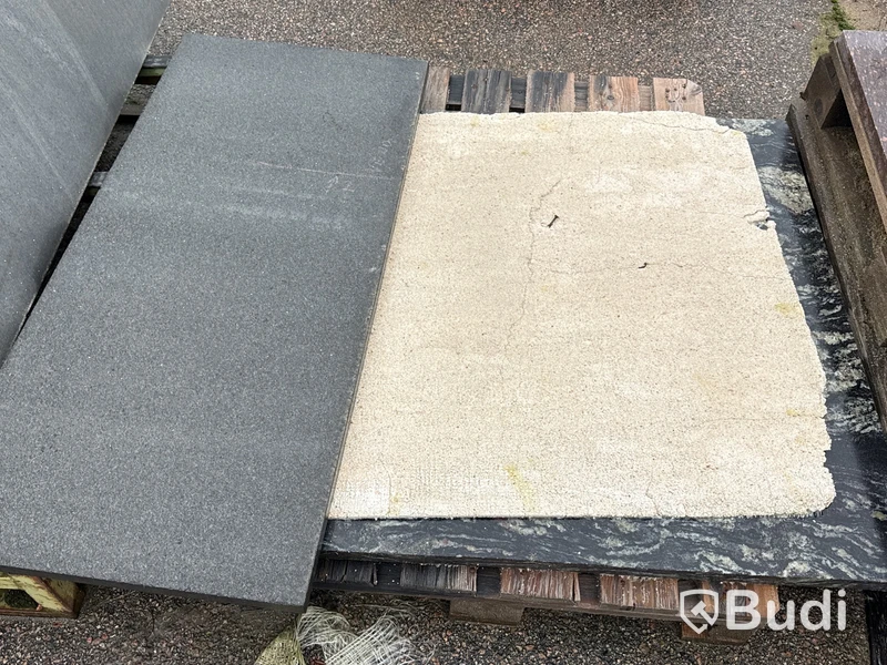 Stort parti marksten, skiffer, gatsten, gravstensmaterial etc.