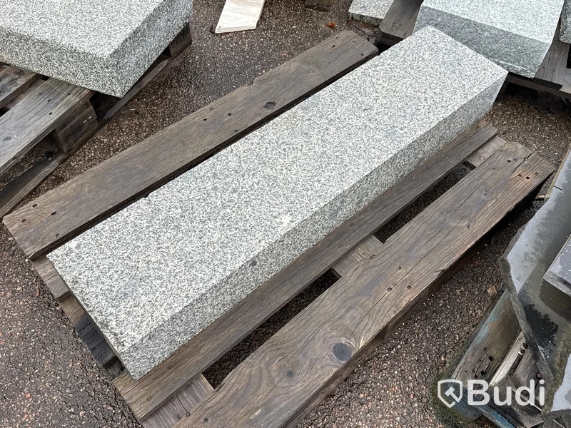 Stort parti marksten, skiffer, gatsten, gravstensmaterial etc.