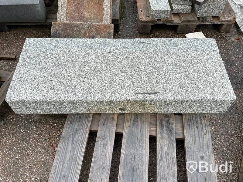 Stort parti marksten, skiffer, gatsten, gravstensmaterial etc.