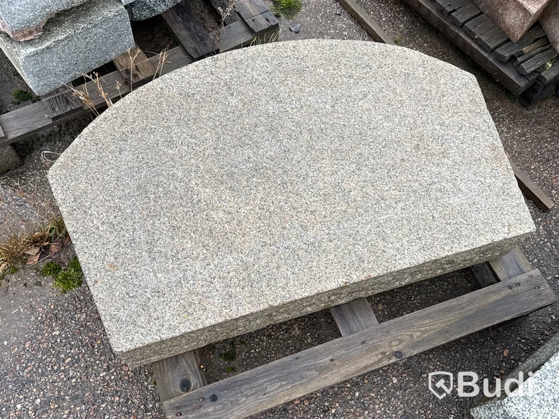 Stort parti marksten, skiffer, gatsten, gravstensmaterial etc.