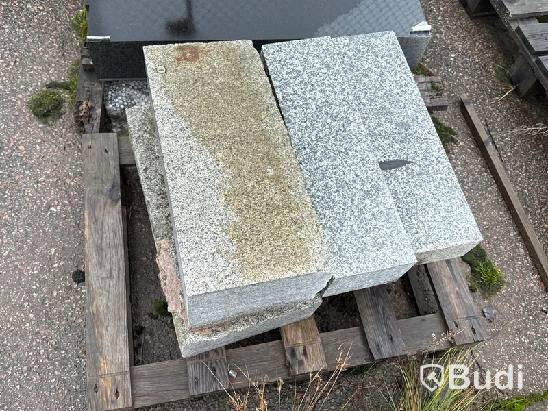 Stort parti marksten, skiffer, gatsten, gravstensmaterial etc.
