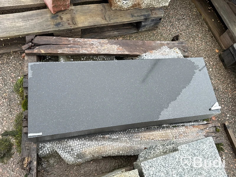 Stort parti marksten, skiffer, gatsten, gravstensmaterial etc.