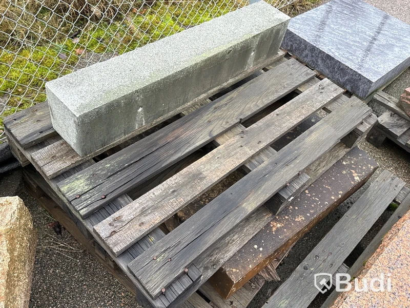 Stort parti marksten, skiffer, gatsten, gravstensmaterial etc.