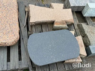 Stort parti marksten, skiffer, gatsten, gravstensmaterial etc.