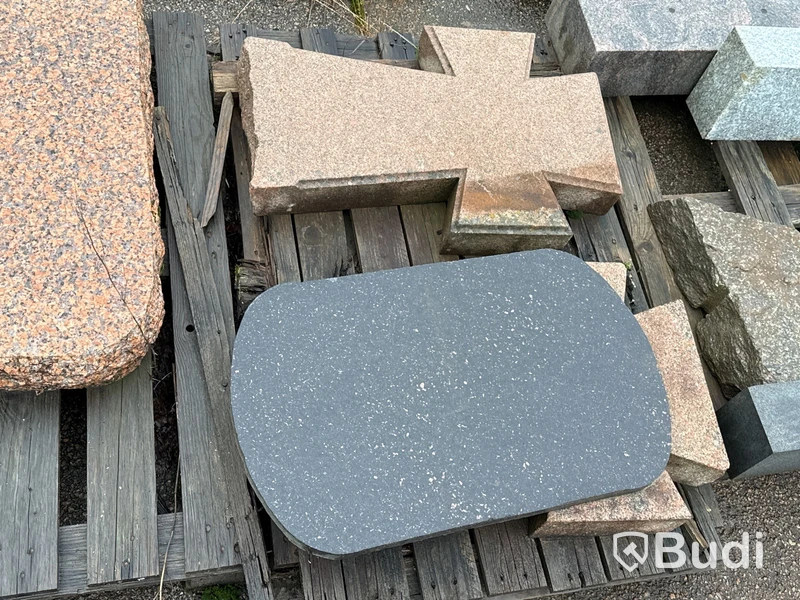 Stort parti marksten, skiffer, gatsten, gravstensmaterial etc.
