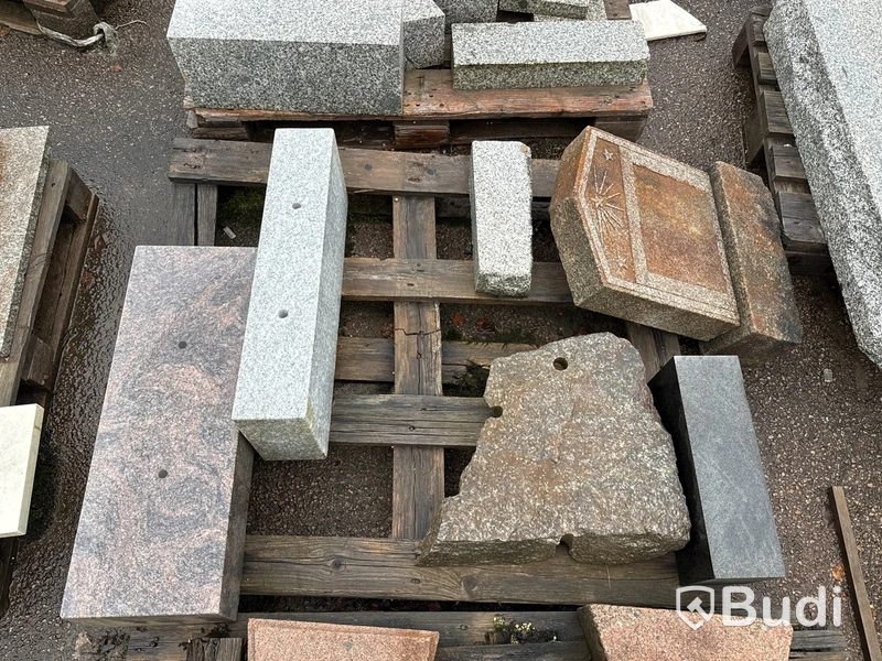 Stort parti marksten, skiffer, gatsten, gravstensmaterial etc.
