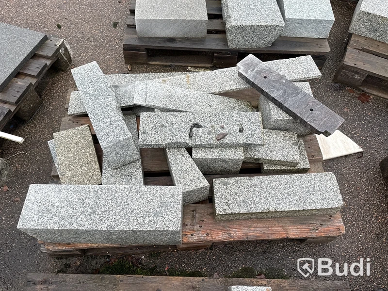 Stort parti marksten, skiffer, gatsten, gravstensmaterial etc.