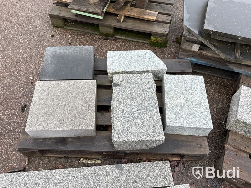 Stort parti marksten, skiffer, gatsten, gravstensmaterial etc.