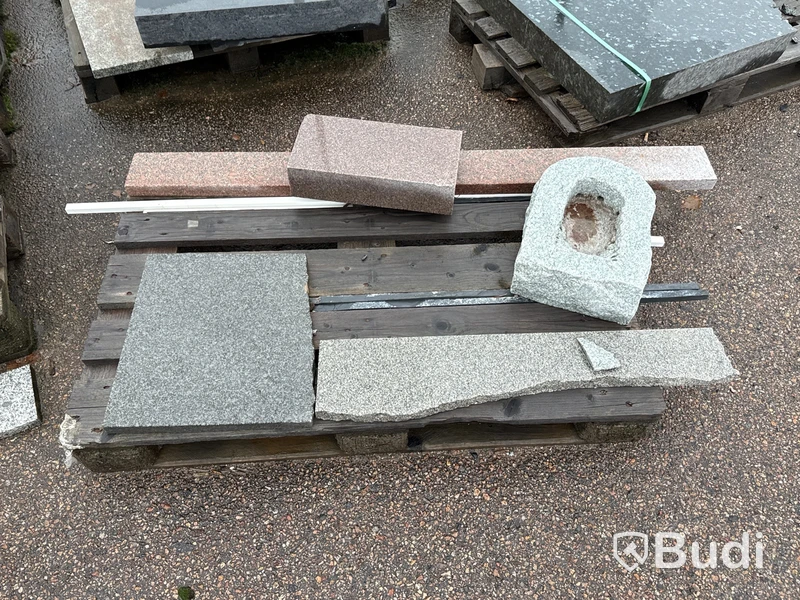 Stort parti marksten, skiffer, gatsten, gravstensmaterial etc.