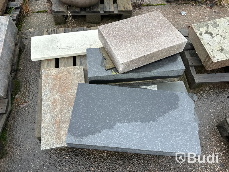 Stort parti marksten, skiffer, gatsten, gravstensmaterial etc.