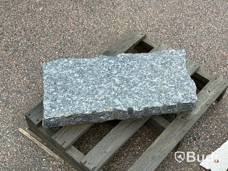 Stort parti marksten, skiffer, gatsten, gravstensmaterial etc.