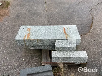 Stort parti marksten, skiffer, gatsten, gravstensmaterial etc.