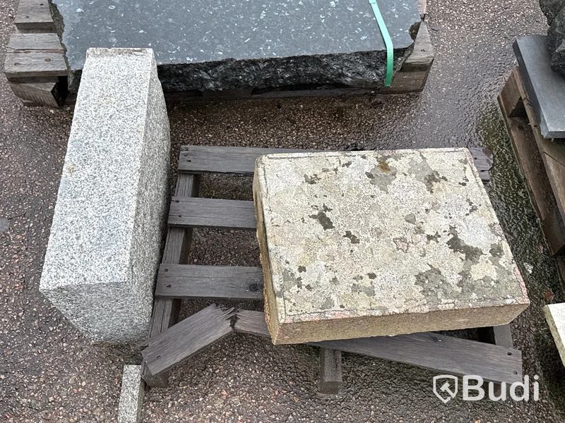 Stort parti marksten, skiffer, gatsten, gravstensmaterial etc.