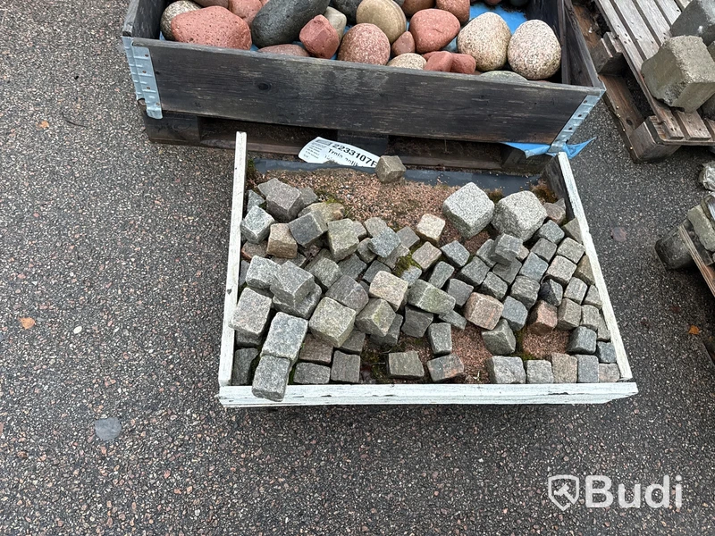 Stort parti marksten, skiffer, gatsten, gravstensmaterial etc.