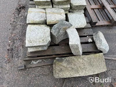 Stort parti marksten, skiffer, gatsten, gravstensmaterial etc.