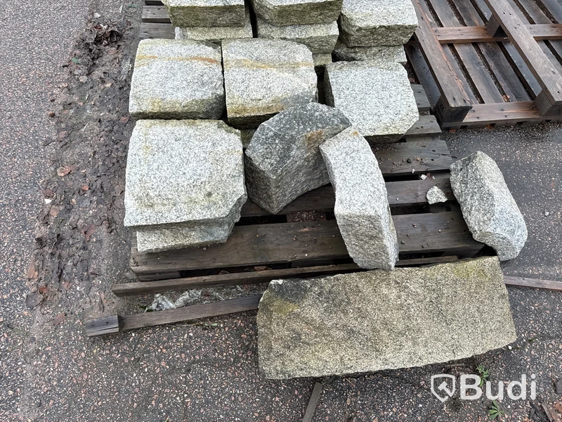 Stort parti marksten, skiffer, gatsten, gravstensmaterial etc.
