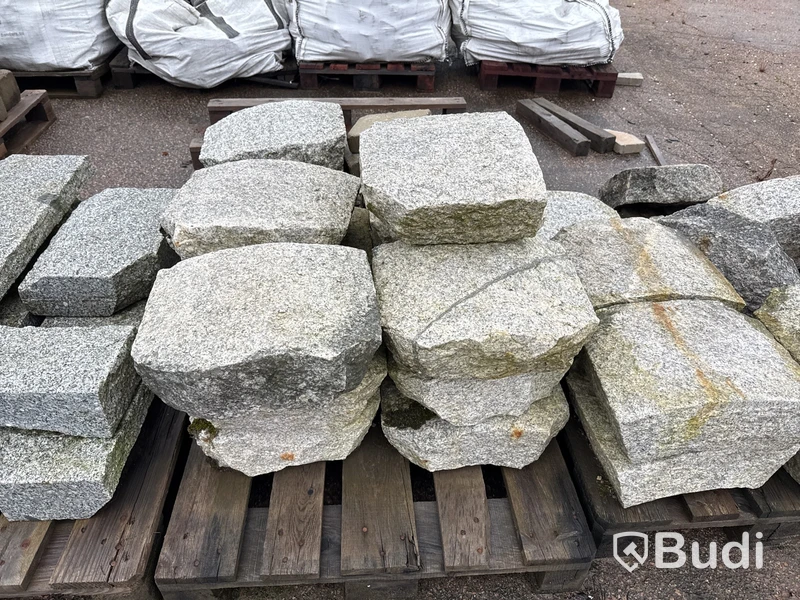 Stort parti marksten, skiffer, gatsten, gravstensmaterial etc.