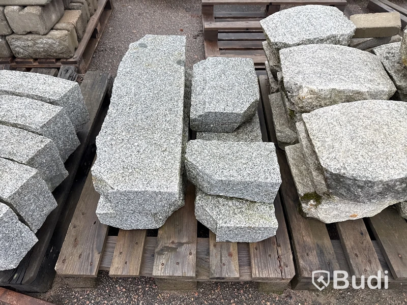 Stort parti marksten, skiffer, gatsten, gravstensmaterial etc.