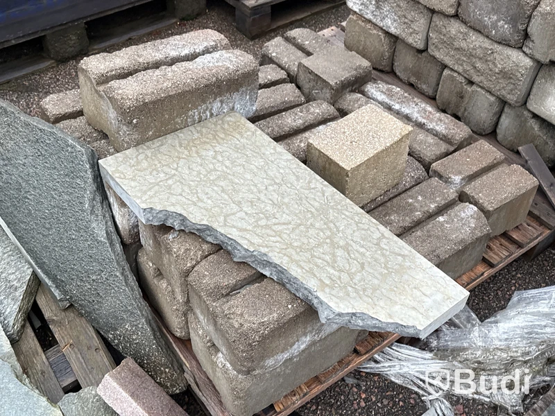 Stort parti marksten, skiffer, gatsten, gravstensmaterial etc.