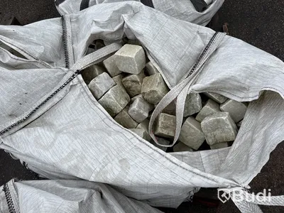 Stort parti marksten, skiffer, gatsten, gravstensmaterial etc.