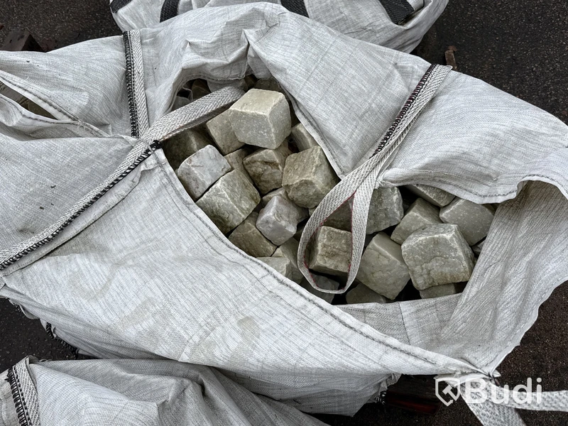 Stort parti marksten, skiffer, gatsten, gravstensmaterial etc.