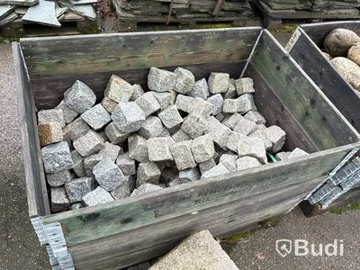 Stort parti marksten, skiffer, gatsten, gravstensmaterial etc.