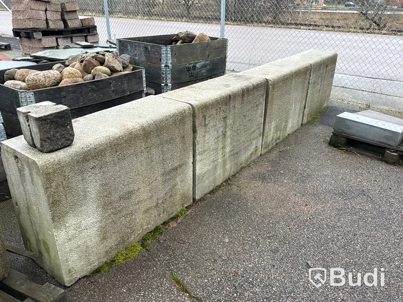 Stort parti marksten, skiffer, gatsten, gravstensmaterial etc.