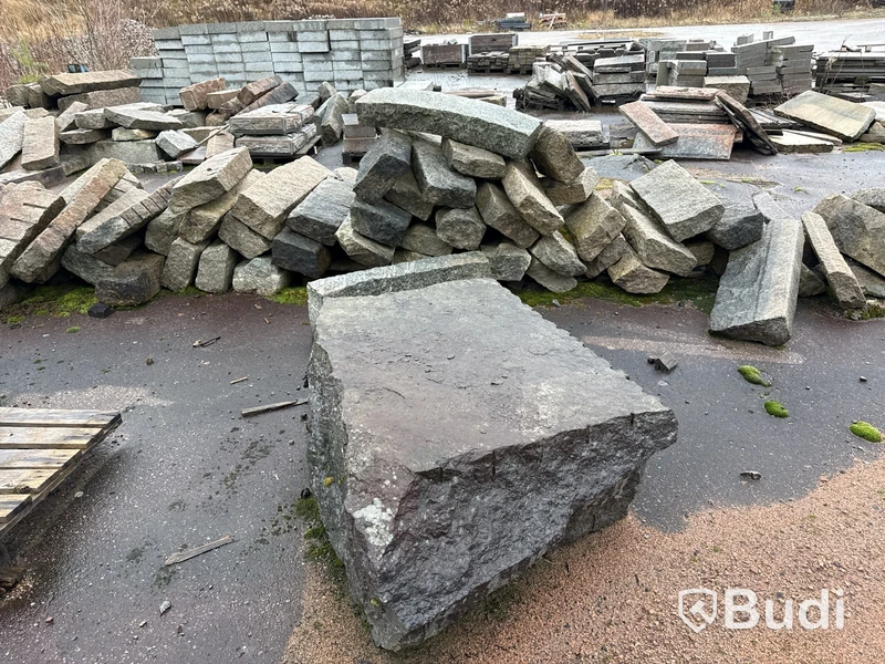 Stort parti marksten, natursten, gatusten & råmaterial till gravstenar