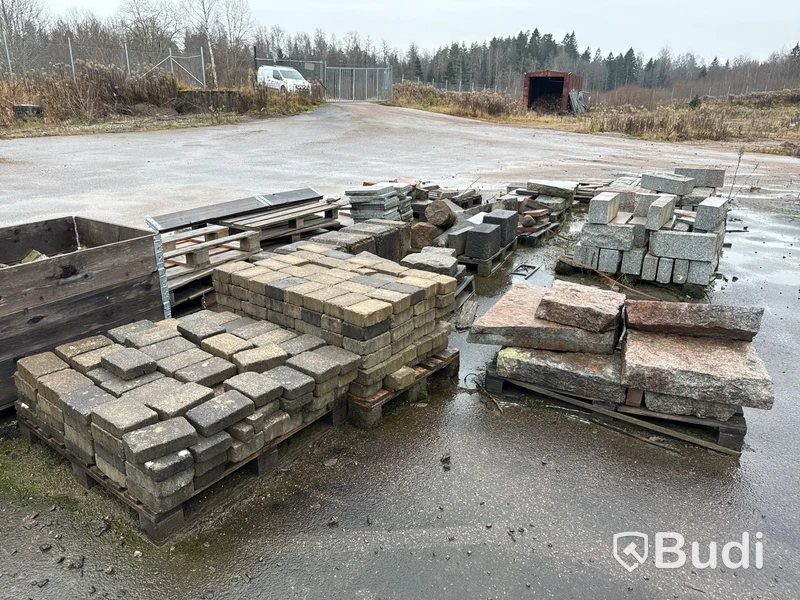 Stort parti marksten, natursten, gatusten & råmaterial till gravstenar