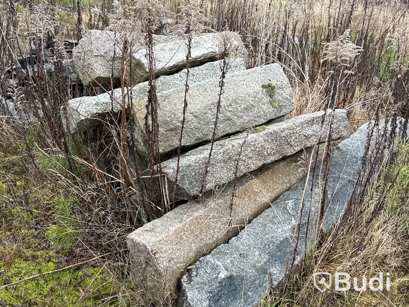 Stort parti marksten, natursten, gatusten & råmaterial till gravstenar