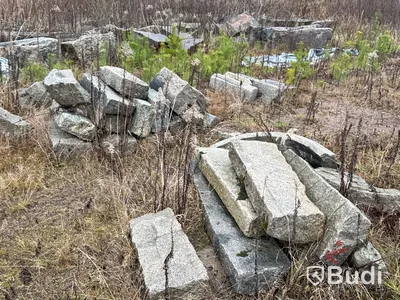 Stort parti marksten, natursten, gatusten & råmaterial till gravstenar