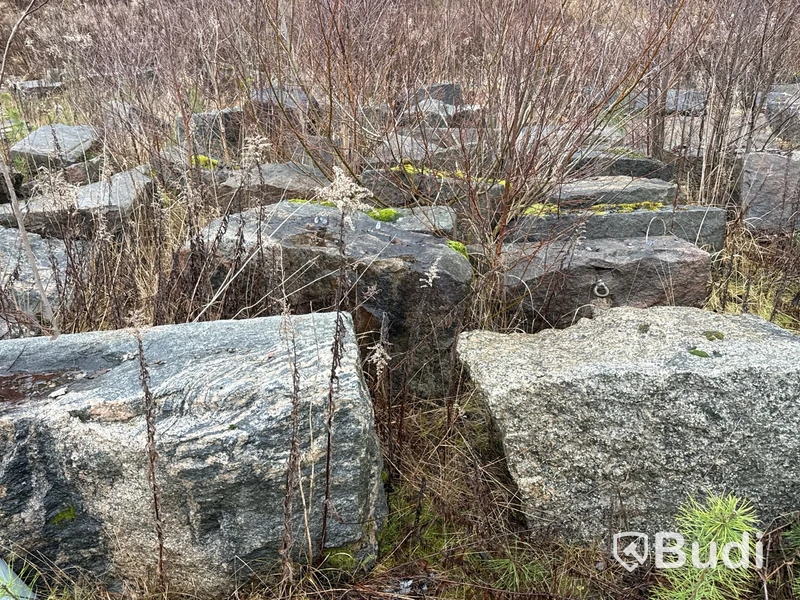 Stort parti marksten, natursten, gatusten & råmaterial till gravstenar