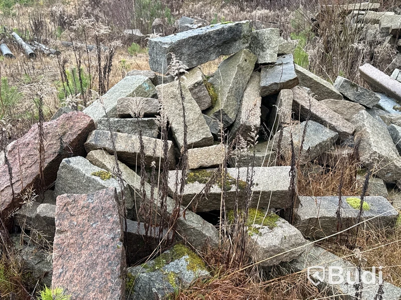Stort parti marksten, natursten, gatusten & råmaterial till gravstenar