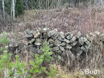 Stort parti marksten, natursten, gatusten & råmaterial till gravstenar