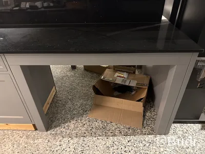 Handbyggt kök med stenskivor
