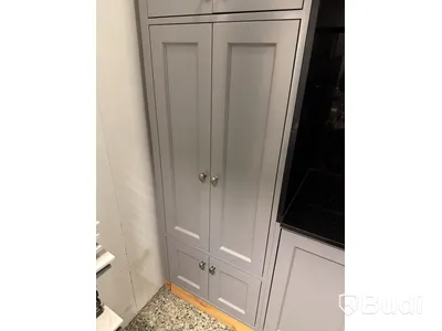 Handbyggt kök med stenskivor