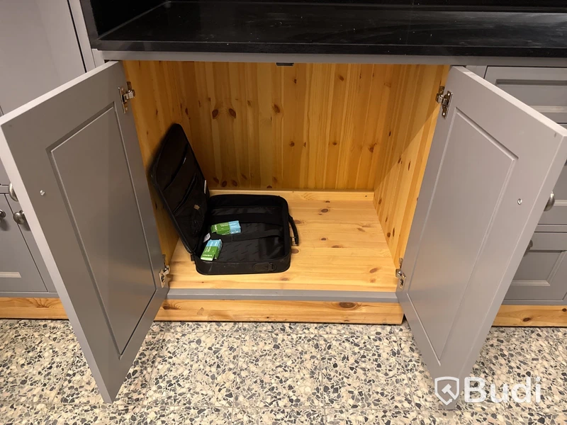 Handbyggt kök med stenskivor