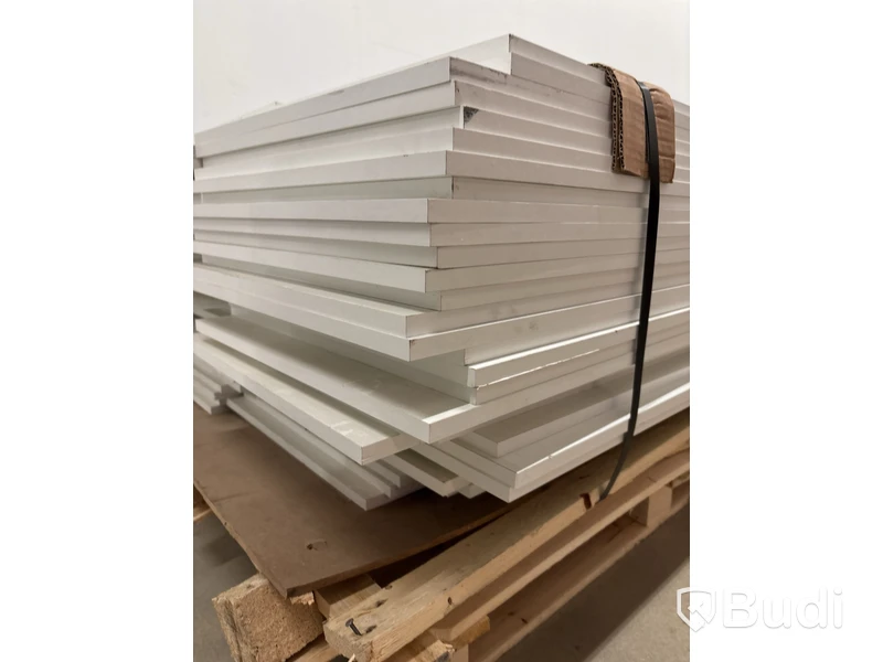 Parti med Hyllplan, vita 16x500x2035MM.
