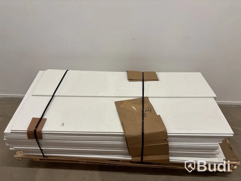 Parti med Hyllplan, vita 16x500x2035MM.