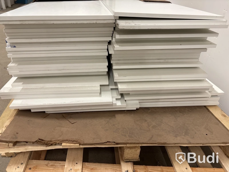 Parti med Hyllplan, vita 16x500x2035MM.