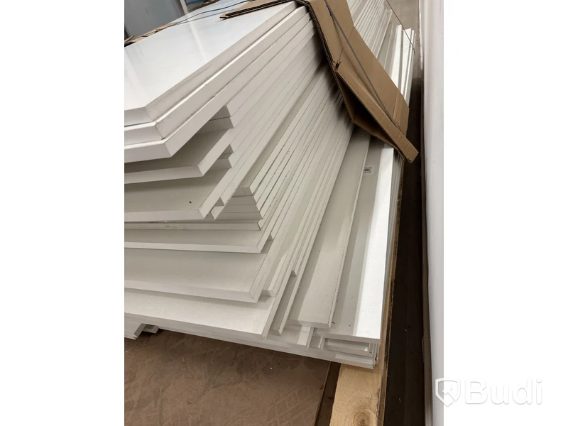 Parti med Hyllplan, vita 16x500x2035MM.