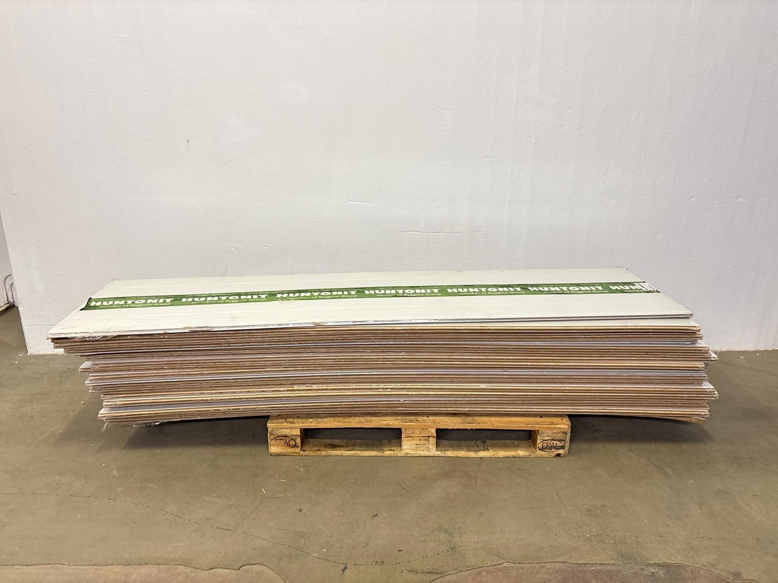 PARTI MED VÄGGPANEL HUNTONIT SKYGGE FROST 11X620X2390 MM