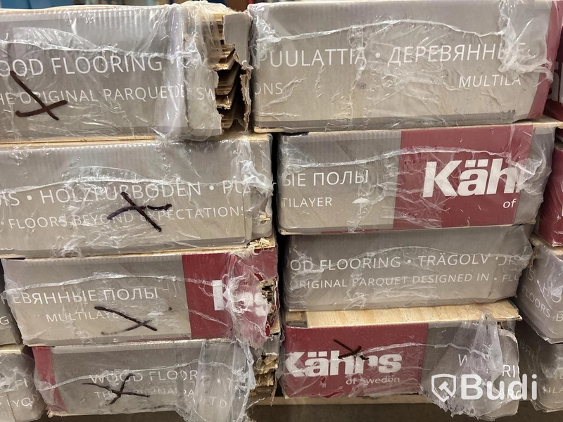 PART MED PARKETTGOLV KÄHRS EK VANILLA MATTLACK 3-STAV 68 M²