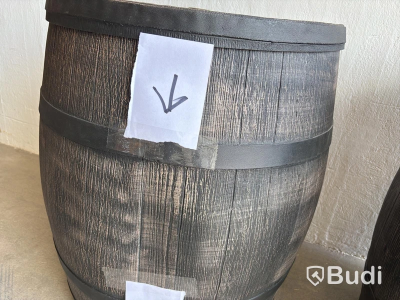 2 ST. REGNTUNNOR MED KRAN, TRÄUTSEENDE 240 L, Ø70X85 CM