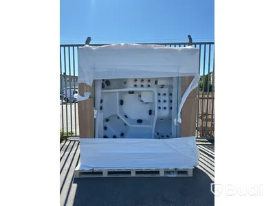 (NEW) WELLIS MATRIX CINEMA HOT TUB, 5-SEATER, 102 JETS, ICE WHITE