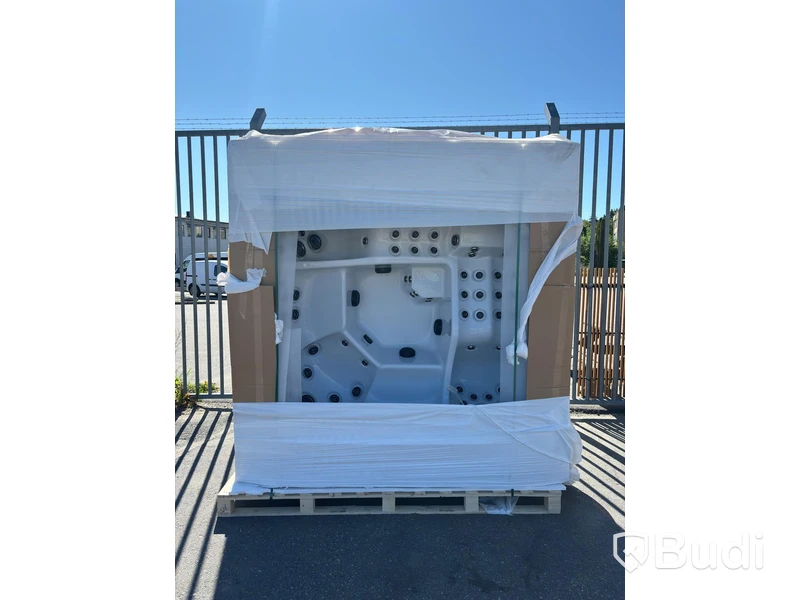 (NEW) WELLIS MATRIX CINEMA HOT TUB, 5-SEATER, 102 JETS, ICE WHITE