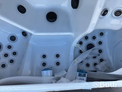 (NEW) WELLIS MATRIX CINEMA HOT TUB, 5-SEATER, 102 JETS, ICE WHITE
