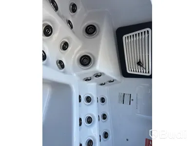 (NEW) WELLIS MATRIX CINEMA HOT TUB, 5-SEATER, 102 JETS, ICE WHITE