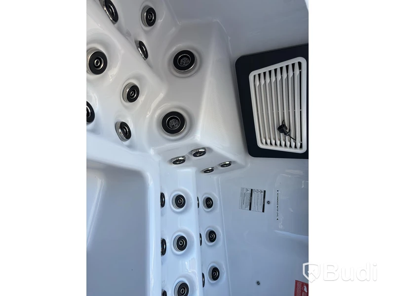 (NEW) WELLIS MATRIX CINEMA HOT TUB, 5-SEATER, 102 JETS, ICE WHITE